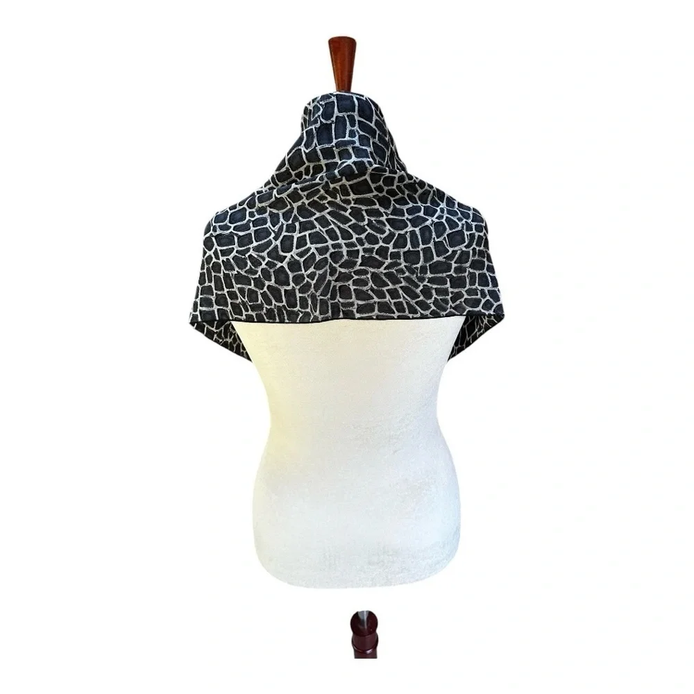 Giraffe Print Triangle Large Scarf Shawl Wrap Black White Gray 36” X 27”